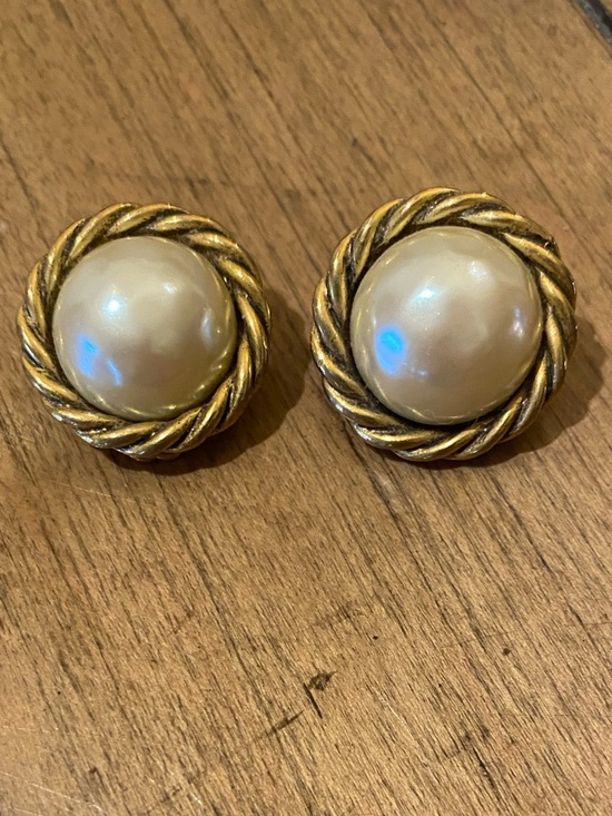 Carolee Jewelry - Vintage Carolee Gold Tone Faux Pearl Clip On Earrings